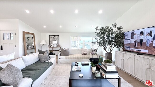 Building Photo - 3852 Sherview Dr