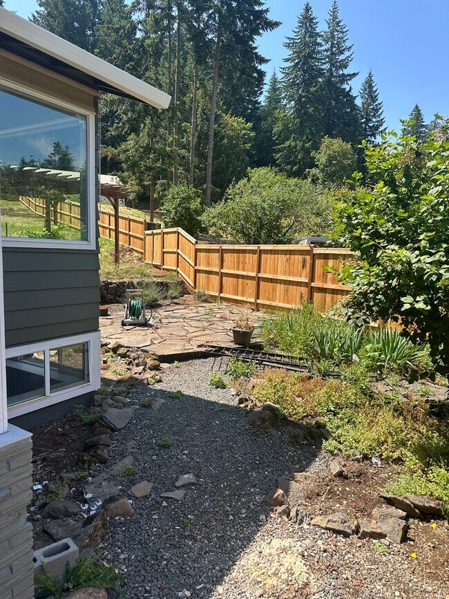 Building Photo - Beautifully Refreshed Home on Several Acre...
