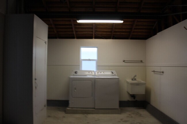 Building Photo - 709 N Claremont St