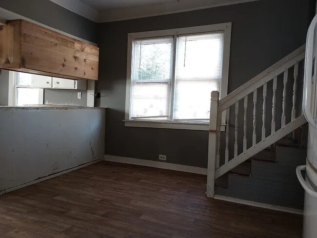 Building Photo - 3 Bedroom 1 Bathroom