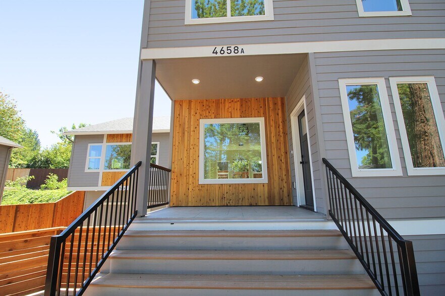 Building Photo - 4660-4660 SW Fairvale Ct