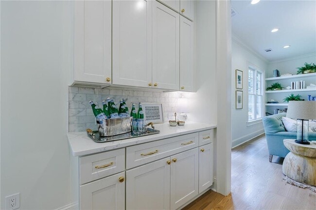 Building Photo - 2717 Skyland Dr NE
