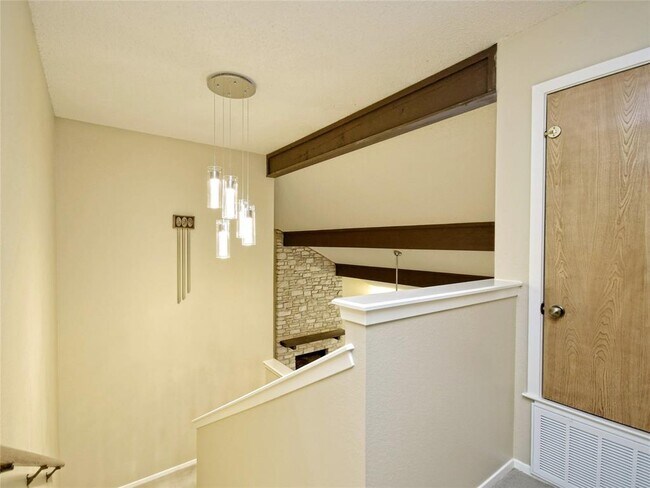 Building Photo - 8606 Mesa Dr