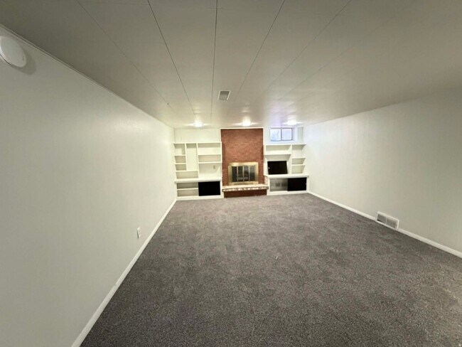 Building Photo - Cute Price Home