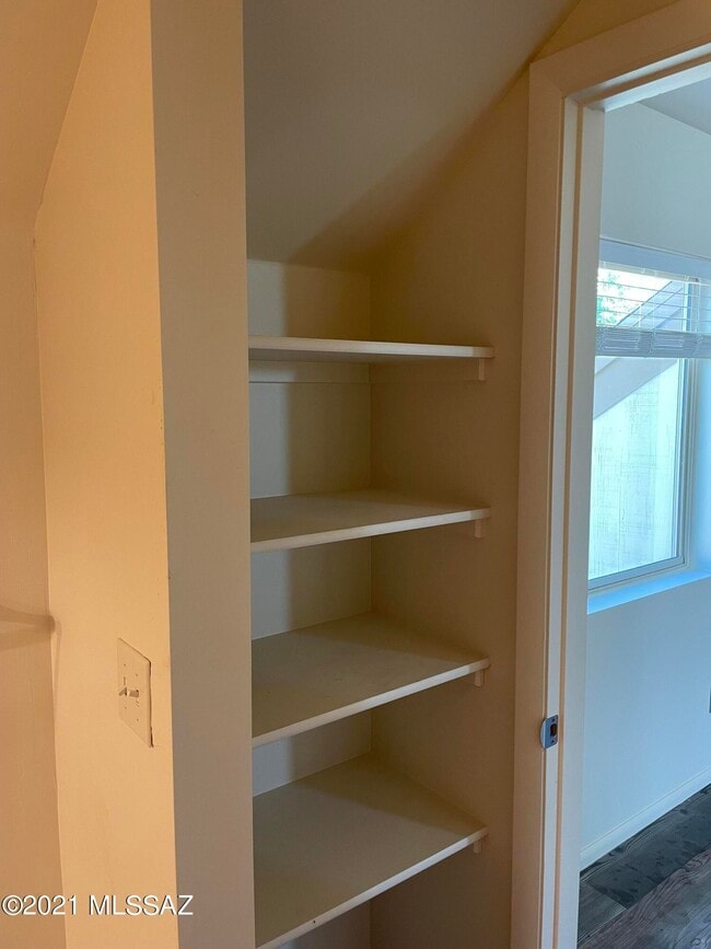 Building Photo - 2545 E Spring St