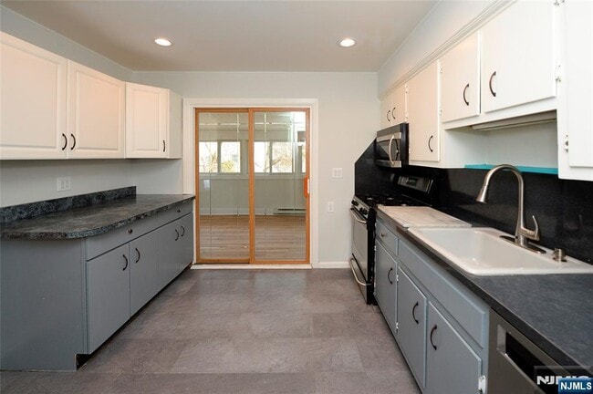 Building Photo - 43 Spruce Ave