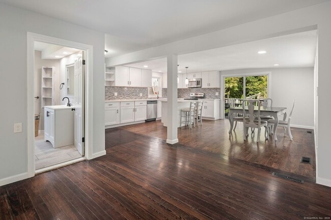 Building Photo - 884 Highland Ave