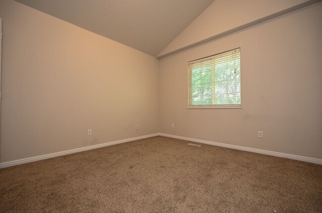 Building Photo - Beautiful Townhome in Amazing Location!