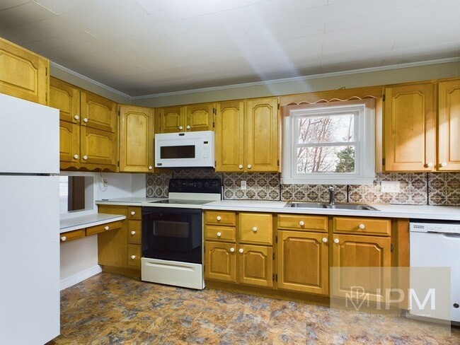 Building Photo - Charming 3BR Cape Cod Home in York Suburban Schools with Fenced Yard & Sunroom!!