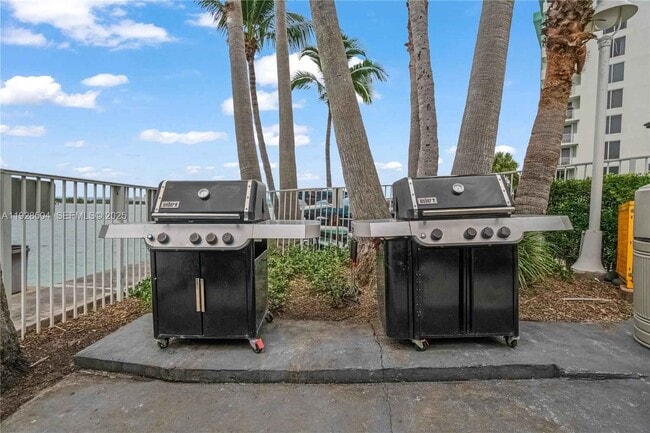 Building Photo - 10350 W Bay Harbor Dr