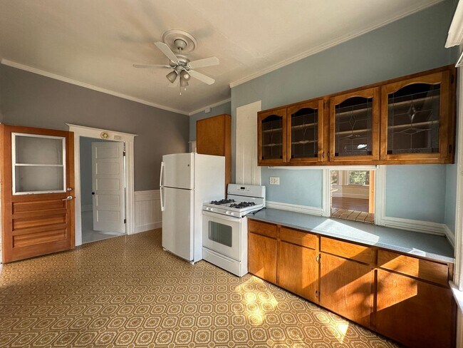 Building Photo - Upstairs 2 Bedroom - Near UCD Med Center