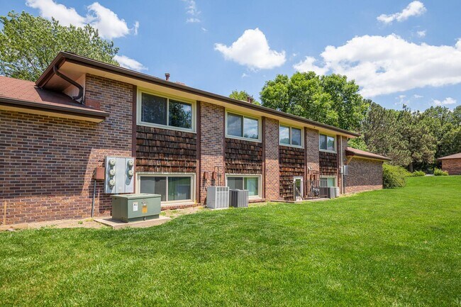 Building Photo - 6011 Queens Dr