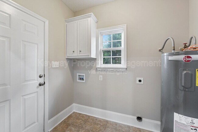 Building Photo - 4890 Somerset Dr