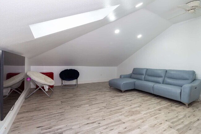 Building Photo - 4/3 Stunning Waterfront home in the heart of Clearwater Beach!