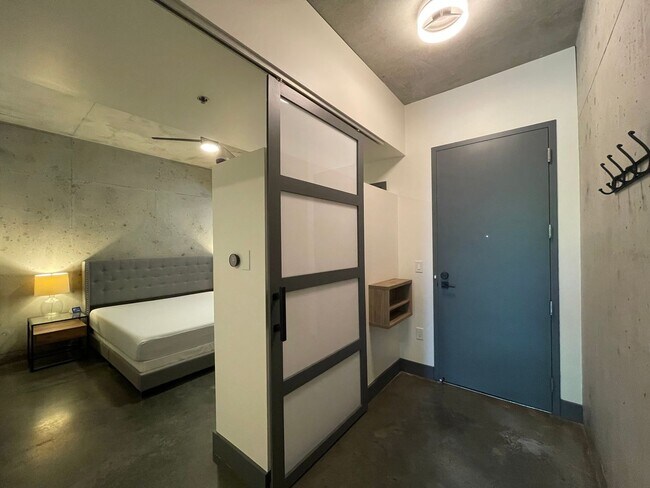 Building Photo - Awesome 1BR Loft Style Condo Overlooking M...