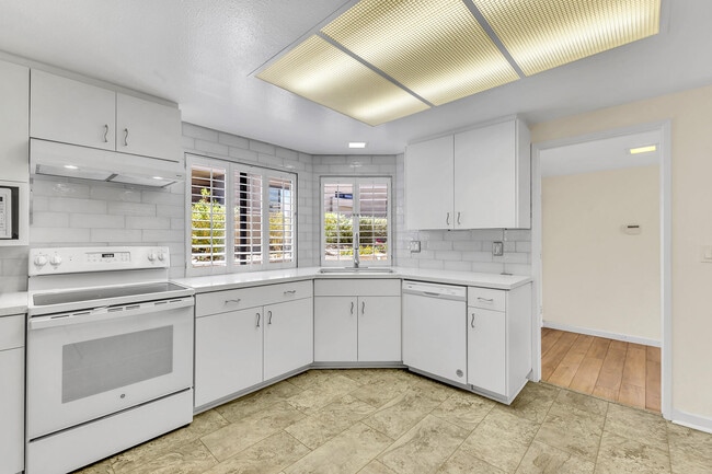 Building Photo - 48594 Oakwood Way