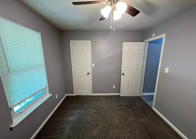 Building Photo - Sweet 3 bedroom, 1.5 bathroom duplex in In...