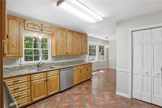 Building Photo - 2063 Six Branches Dr