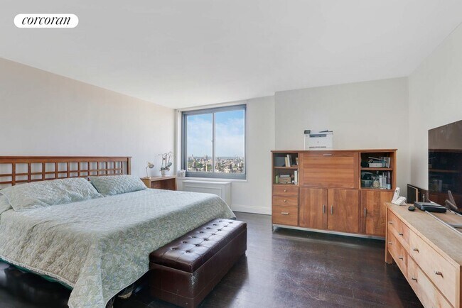 Building Photo - 40 E 94th St