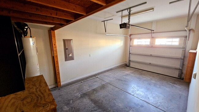 Building Photo - 3BR 2 BA Maple Hill