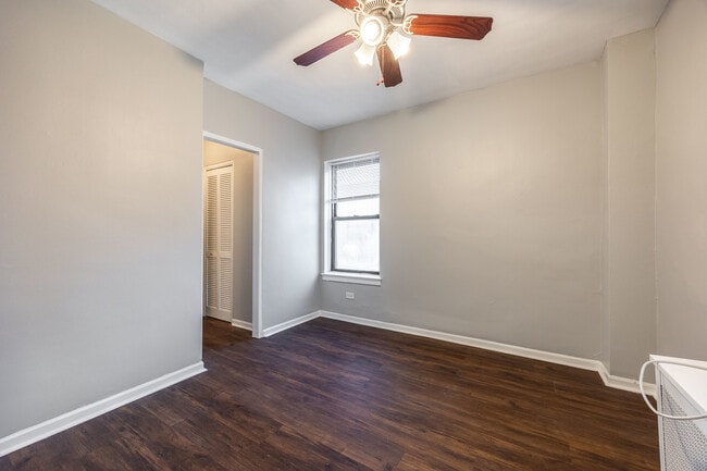 Building Photo - 1140 N La Salle Dr