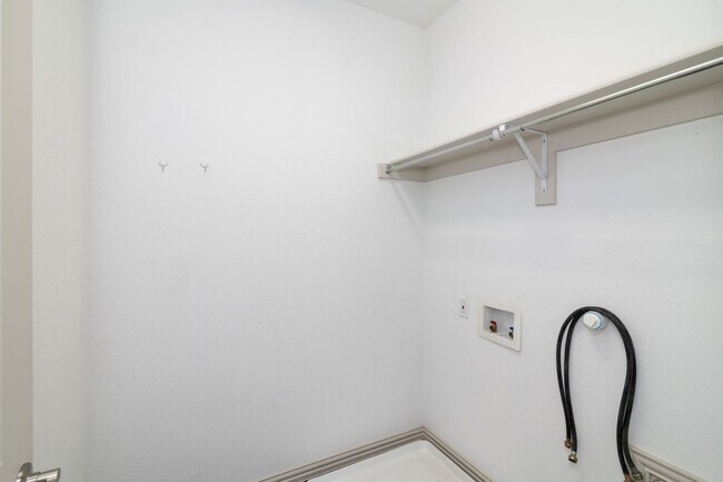 Building Photo - Beautiful 3 Bedroom Luxury Townhome, MCKIN...