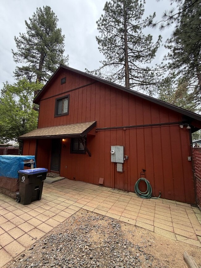 Building Photo - 3 Bed, 2 Bath Home Located In-Town and Close to Conveniences