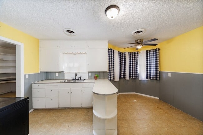 Building Photo - 1002 Lowrie St