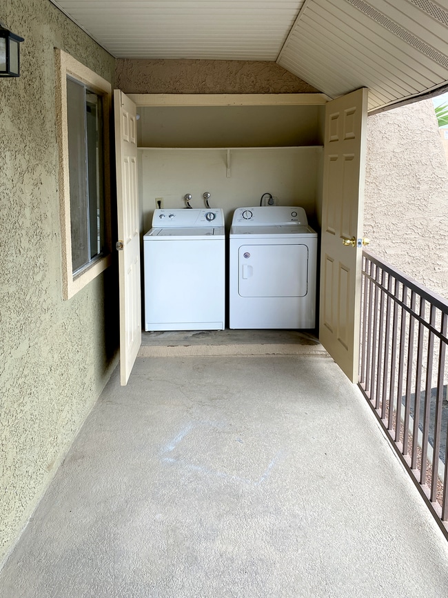 Building Photo - 1 Bedroom condo in guard gated community w...