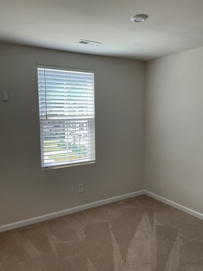 Building Photo - 3 bed, 2.5 bath end unit townhome!