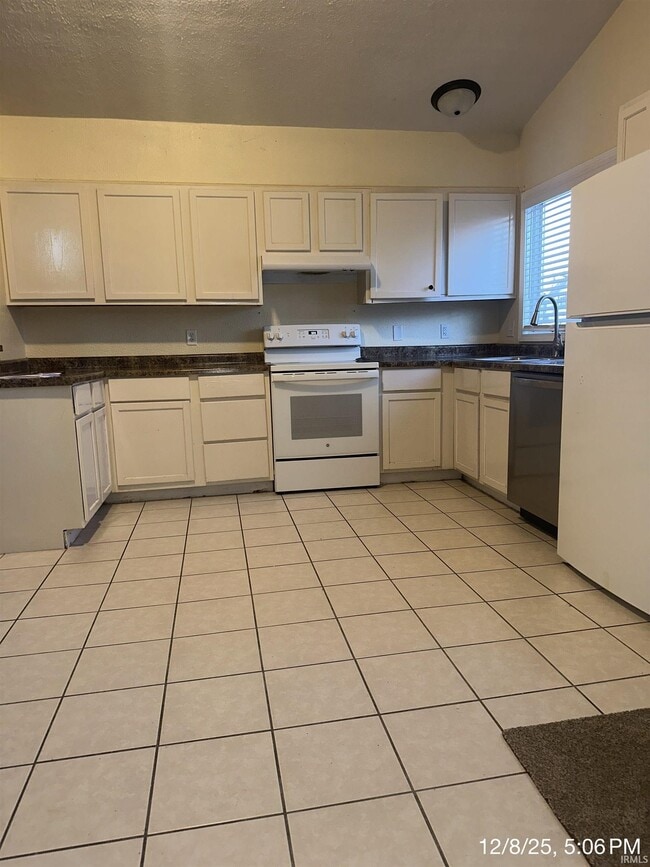 Building Photo - 2026 Shaw Ave