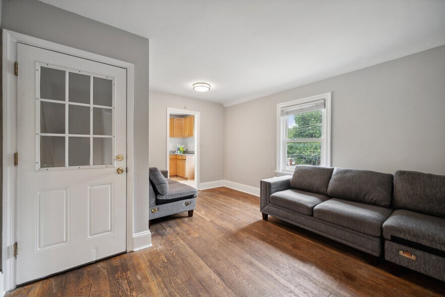 Building Photo - 4504 Guilford Rd