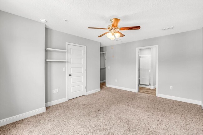 Building Photo - Newer 3 Bed/2.5 Bath Townhome with Modern ...