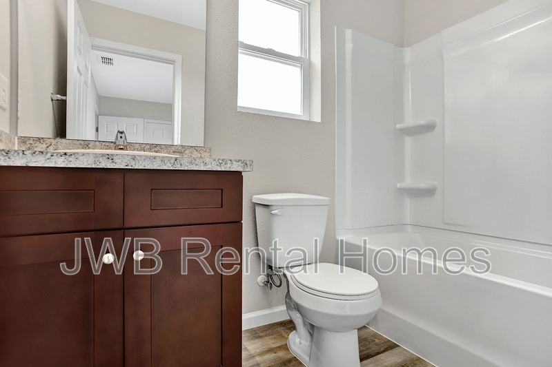 Building Photo - 863 Ionia St