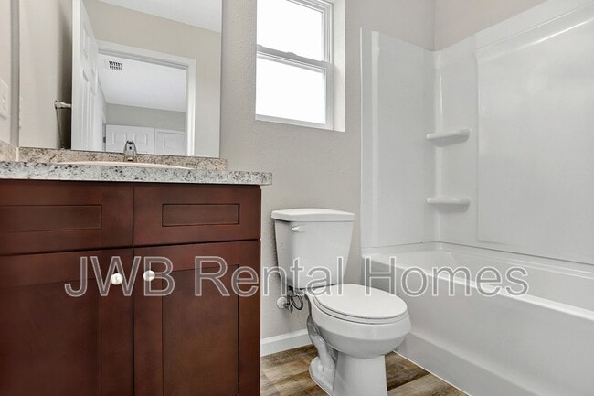 Building Photo - 863 Ionia St