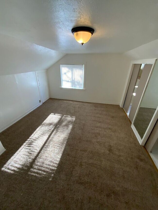 Building Photo - Available NOW!!! University Place HOME! 3bdr 2 bath