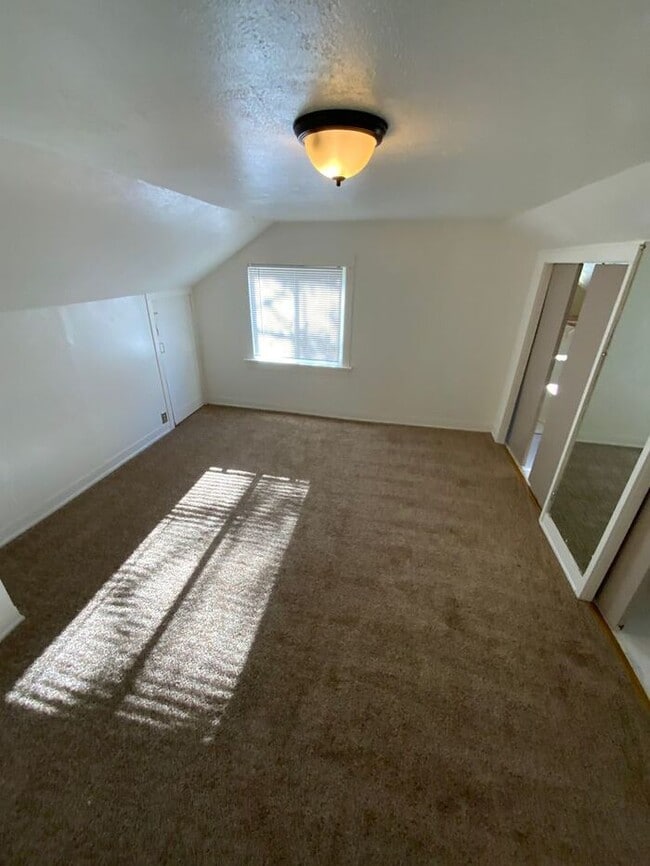 Building Photo - University Place HOME! 3bdr 2 bath