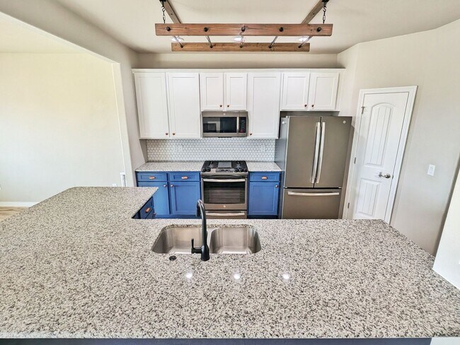 Building Photo - Stunning Modern Home with Breathtaking Mou...