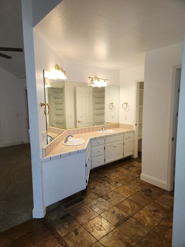Building Photo - Lovely 4 bedrooms, 3 bathrooms in Windsor
