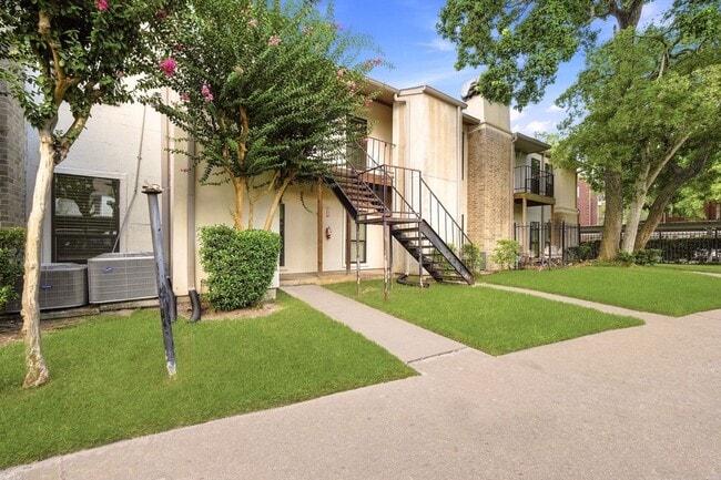 Building Photo - 2425 Augusta Dr