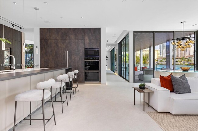 Building Photo - 503 Palm Dr