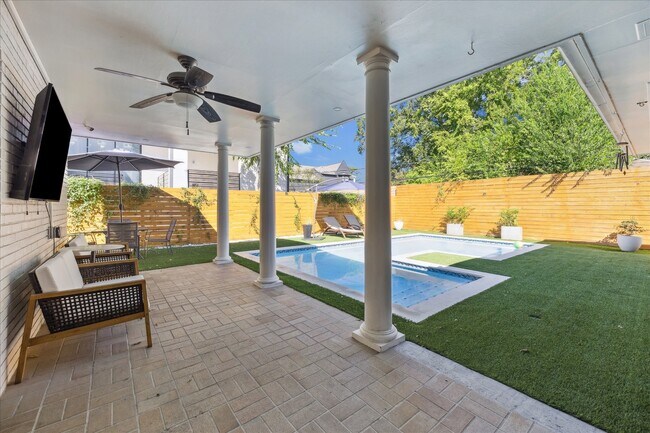 Building Photo - 5010 N Braeswood Blvd