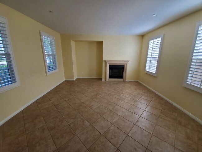 Building Photo - Spacious 4 Bedroom 3 Bath Two Story Riverp...