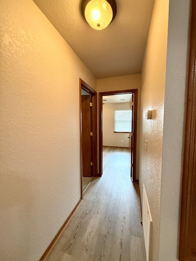 Building Photo - 2202 Lakeview Dr