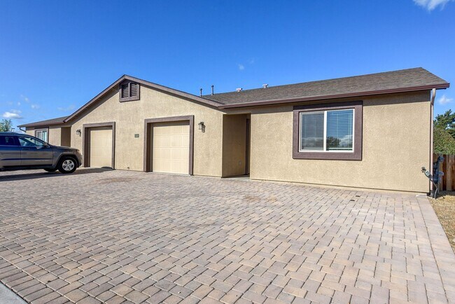 Building Photo - 3330 N Navajo Dr