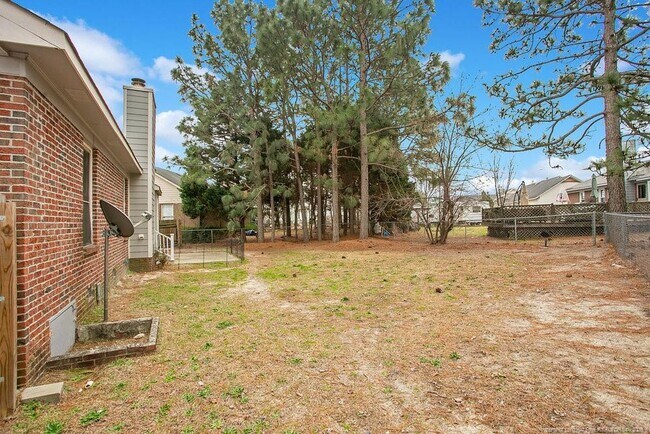 Building Photo - 5319 Thackeray Dr