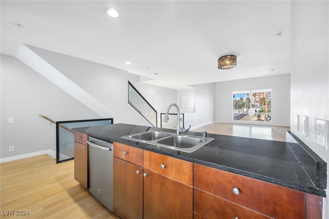 Building Photo - 129 S 11th St