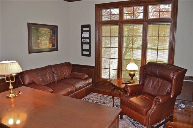 Building Photo - 711 Berkshire Ct