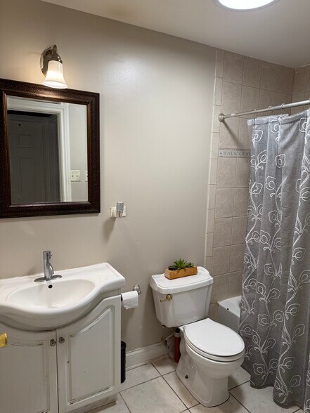 Building Photo - 685 E Fullerton Ave