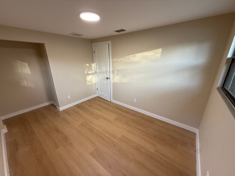 Building Photo - 985 Cedarwood Ave